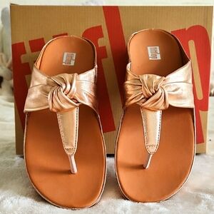 New In Box FitFlop Women's Rose Gold Post Toe Sandals